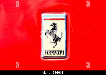 Gros plan d'un badge Ferrari sur une Ferrari rouge Banque D'Images