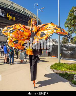 Womanon stilts en costume de papillon à la finale 2021 de l'AFL au stade Optus Burswood Perth Australie occidentale. Banque D'Images