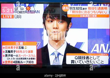 Tokyo, Japon. 19th juillet 2022. Un écran montre la conférence de presse en direct du double médaillé d'or olympique d'hiver Yuzuru Hanyu annonçant sa retraite du patinage artistique compétitif. Hanyu (27 ans) a annoncé la fin de son transporteur principal de 12 ans mardi lors d'une conférence de presse tenue à Tokyo. (Image de crédit: © Rodrigo Reyes Marin/ZUMA Press Wire) Banque D'Images
