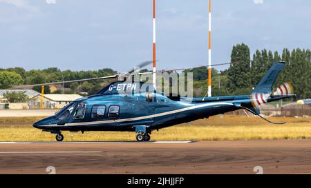 AgustaWestland AW109S Grand "G-ETPN" arrivant à RAF Fairford le 14th juillet 2022 Banque D'Images