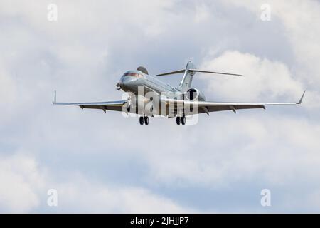 Bombardier - Sentinel R.1 «N691BD» avec des engins et des volets déployés à l'approche finale du terrain à RAF Fairford pour RIAT 2022 Banque D'Images