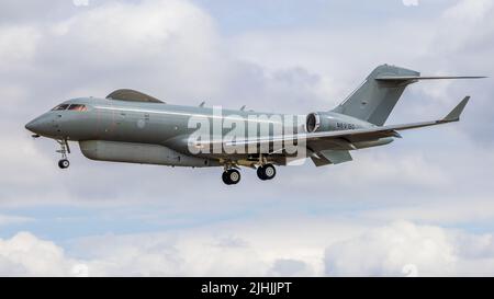 Bombardier - Sentinel R.1 «N691BD» avec des engins et des volets déployés à l'approche finale du terrain à RAF Fairford pour RIAT 2022 Banque D'Images