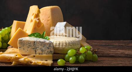 Différents types de sarah sur un fond en bois. Assortiment de fromages. Banque D'Images