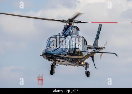 AgustaWestland AW109S Grand "G-ETPN" arrivant à RAF Fairford le 14th juillet 2022 Banque D'Images