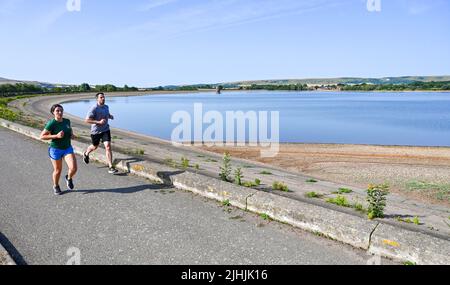 Lewes UK 19th juillet 2022 - des coureurs matinaux au réservoir d'Arlington près de Lewes dans l'est du Sussex, lors d'une autre journée chaude et ensoleillée avec des températures qui devraient dépasser 40 degrés dans certaines parties car un avertissement météorologique rouge extrême a été émis aujourd'hui dans toutes les parties de la Grande-Bretagne : Credit Simon Dack / Alamy Live News Banque D'Images