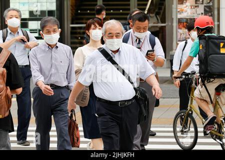 Tokyo, Japon. 19th juillet 2022. Des personnes portant des masques protecteurs pour aider à freiner la propagation du coronavirus marchent dans le centre-ville de Tokyo. Tokyo a confirmé mardi 11 018 cas de COVID-19 pour la huitième journée consécutive. (Image de crédit: © Rodrigo Reyes Marin/ZUMA Press Wire) Banque D'Images