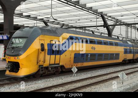 Train régional à double étage DD-IRM VIRM électrique à plusieurs unités à la gare centrale de Rotterdam, pays-Bas. Banque D'Images