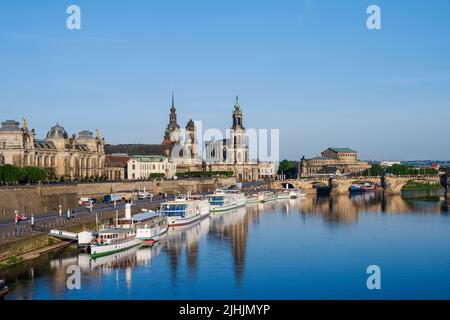 Dresde, Allemagne, mai 2022 vue de la ville sur l'Elbe jusqu'à la vieille ville de Dresde avec les bâtiments baroques historiques en début de matinée Banque D'Images