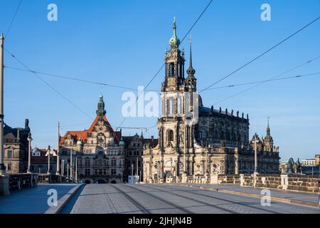 Dresde, Allemagne, Mai 2022 Dresden Blick über die menschenleere Augustusbrücke am frühen Morgen Banque D'Images