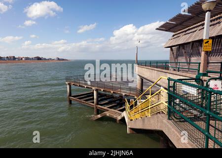 Deal Pier, montrant le pont central exposé à marée basse, en direction du château de Sandown et de Sandwich Bay Banque D'Images