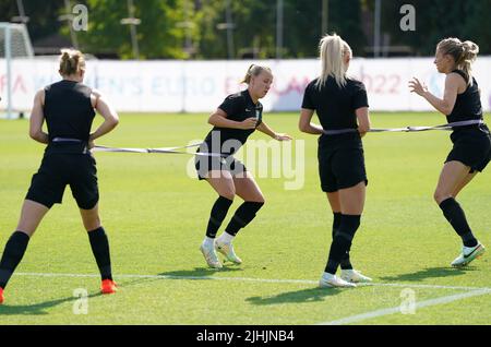 Ellen White, Beth Mead, Chloe Kelly et Leah Williamson (gauche-droite) pendant une séance d'entraînement au Lensbury Resort, Teddington. Date de la photo: Mardi 19 juillet 2022. Banque D'Images