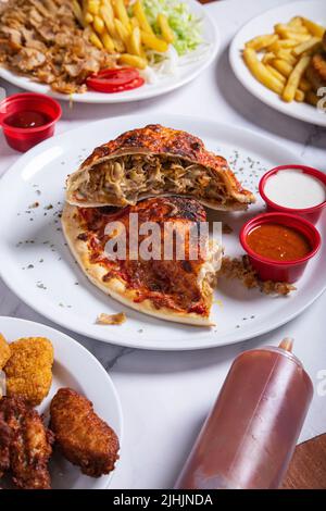 Kebab calzone et divers plats de restauration rapide Banque D'Images