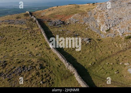 Mur à travers Farleton Knott au-dessus de Holme dans Cumbria Banque D'Images