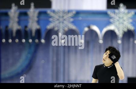 Pékin, Chine. 24th mars 2015. Photo prise sur 24 mars 2015 montre Hanyu Yuzuru du Japon lors de la séance d'entraînement avant les Championnats du monde de patinage artistique 2015 au Centre sportif oriental de Shanghai, en Chine. Hanyu Yuzuru, deux fois médaillé d'or aux Jeux olympiques d'hiver du Japon, a annoncé sa décision de se retirer du patinage artistique lors d'une conférence de presse à Tokyo, au Japon, mardi. Crédit: Wang Lili/Xinhua/Alay Live News Banque D'Images