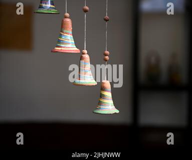 Carillons artisanaux de cloches aux couleurs pastel à Trinidad, Cuba. Banque D'Images