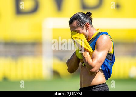 Bad Ragaz, Suisse. 19th juillet 2022. Football, camp d'entraînement de Borussia Dortmund, jour 5: Nico Schulz élimine la sueur de son visage. Credit: David Inderlied/dpa/Alay Live News Banque D'Images