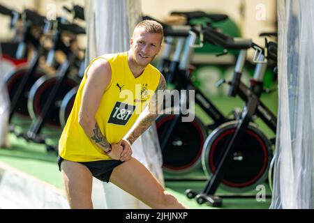 Bad Ragaz, Suisse. 19th juillet 2022. Football, camp d'entraînement Borussia Dortmund, jour 5: Marco Reus s'étend devant la tente de fitness. Credit: David Inderlied/dpa/Alay Live News Banque D'Images