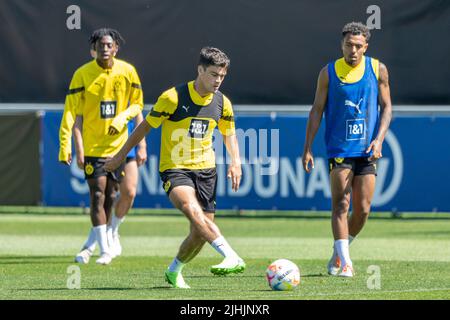 Bad Ragaz, Suisse. 19th juillet 2022. Football, camp d'entraînement de Borussia Dortmund, jour 5: Gio Reyna joue un pass. Credit: David Inderlied/dpa/Alay Live News Banque D'Images