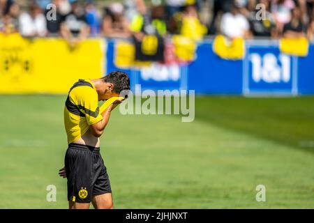 Bad Ragaz, Suisse. 19th juillet 2022. Football, camp d'entraînement de Borussia Dortmund, jour 5: Gio Reyna élimine la sueur de son front. Credit: David Inderlied/dpa/Alay Live News Banque D'Images