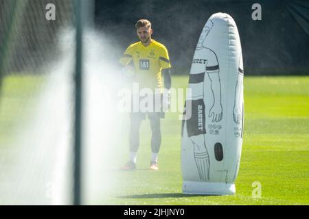 Bad Ragaz, Suisse. 19th juillet 2022. Soccer, camp d'entraînement de Borussia Dortmund, jour 5 : le gardien de but Marcel Lotka est aspergé d'eau. Credit: David Inderlied/dpa/Alay Live News Banque D'Images