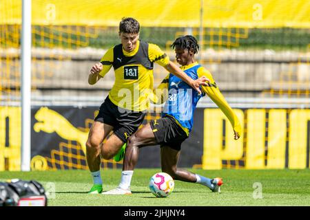 Bad Ragaz, Suisse. 19th juillet 2022. Football, camp d'entraînement de Borussia Dortmund, jour 5 : Gio Reyna (l) et Prince Conning se battent pour le ballon. Credit: David Inderlied/dpa/Alay Live News Banque D'Images