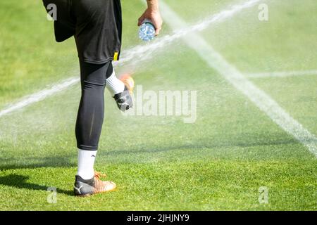 Bad Ragaz, Suisse. 19th juillet 2022. Football, camp d'entraînement de Borussia Dortmund, jour 5 : un joueur de Dortmund rafraîchit ses pieds avec de l'eau. Credit: David Inderlied/dpa/Alay Live News Banque D'Images