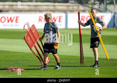 Bad Ragaz, Suisse. 19th juillet 2022. Football, camp d'entraînement de Borussia Dortmund, jour 5 : le co-entraîneur Peter Herrmann (l) et l'entraîneur sportif de Slad Forsythe ont mis en place des obstacles. Credit: David Inderlied/dpa/Alay Live News Banque D'Images