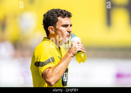 Bad Ragaz, Suisse. 19th juillet 2022. Football, camp d'entraînement de Borussia Dortmund, jour 5 : Mateu Morey boissons pendant une pause. Credit: David Inderlied/dpa/Alay Live News Banque D'Images