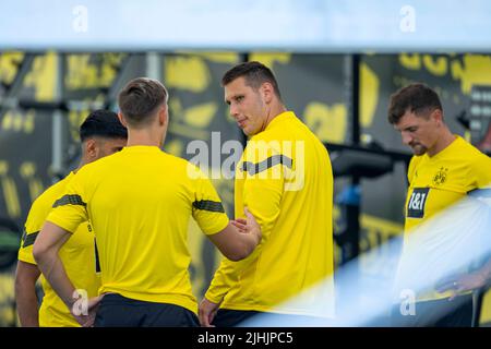 Bad Ragaz, Suisse. 19th juillet 2022. Football, camp d'entraînement Borussia Dortmund, jour 5 : Mahmoud Dahoud (l-r), Nico Schlotterbeck, Niklas Süle et Thomas Meunier se tiennent ensemble dans la tente de fitness. Credit: David Inderlied/dpa/Alay Live News Banque D'Images