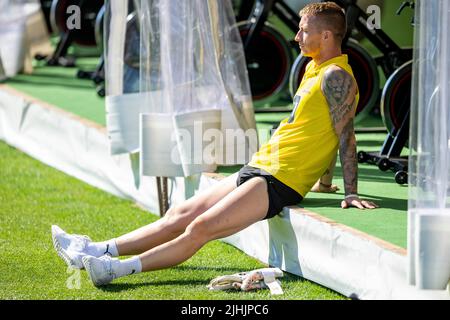 Bad Ragaz, Suisse. 19th juillet 2022. Football, camp d'entraînement Borussia Dortmund, jour 5: Marco Reus sunbathes devant la tente de fitness. Credit: David Inderlied/dpa/Alay Live News Banque D'Images