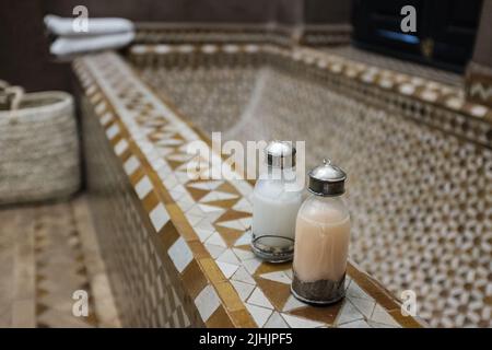 Shampooing et savon de bain au bord d'un bain de style arabe Banque D'Images
