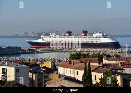 Marseille, France. 17th juillet 2022. Le bateau de croisière Disney Magic arrive au port méditerranéen français de Marseille. Crédit : SOPA Images Limited/Alamy Live News Banque D'Images