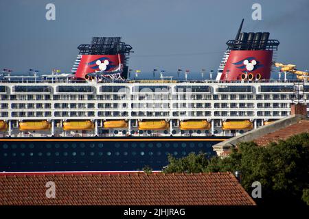 Marseille, France. 17th juillet 2022. Le bateau de croisière Disney Magic arrive au port méditerranéen français de Marseille. (Photo de Gerard Bottino/SOPA Images/Sipa USA) crédit: SIPA USA/Alay Live News Banque D'Images