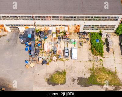 Vue aérienne du stockage avec des rangées de voitures brisées jetées. Recyclage de vieux Banque D'Images