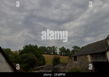 Météo au Royaume-Uni : Bickington, Newton Abbot, Royaume-Uni, 19 juillet 2022, Averses et tonnerre lorsque la vague de chaleur commence à se briser dans le Devon du Sud. Crédit : nouvelles en direct de will Tudor/Alamy Banque D'Images