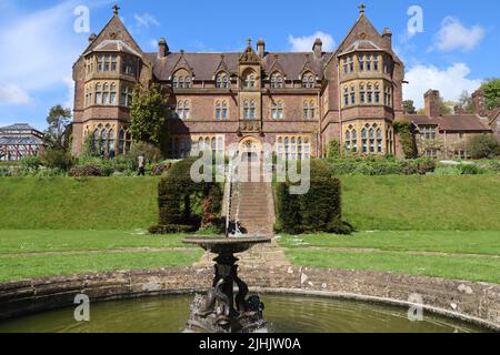 Une fontaine et deux marches de pierre mènent à une demeure ancestrale anglaise lors d'une belle journée ensoleillée Banque D'Images