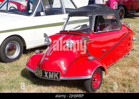 Une voiture classique est visible au Tendring Hundred Show 2022, dans l'Essex, le premier événement agricole du comté. Voici un Messerschmitt à trois roues. Banque D'Images