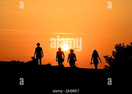 The Wrekin, Telford, Shropshire, Royaume-Uni. 19 juillet 2022. Les lève-tôt battaient la chaleur. Quatre dames qui marchent et marchent sur la colline de Wrekin à Shropshire au lever du soleil pour faire face à la montée des températures de la vague de chaleur britannique. Credit: Sam Bagnall / Alamy Live News Banque D'Images