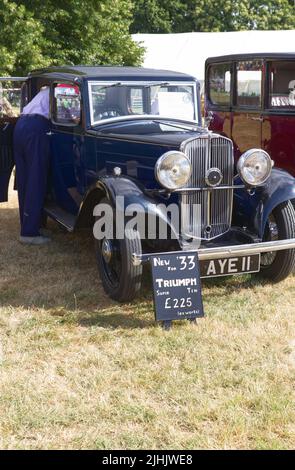 Une voiture classique est visible au Tendring Hundred Show 2022, dans l'Essex, le premier événement agricole du comté. Voici un Super dix Triumph 1933. Banque D'Images