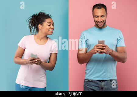 Curieuse femme noire regardant et regardant le smartphone de son petit ami, posant sur fond rose et bleu Banque D'Images