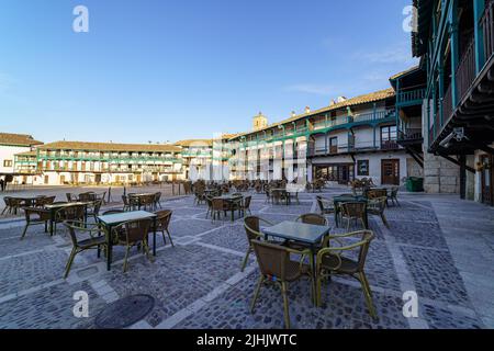 Place centrale d'une vieille ville en Espagne avec tables et chaises. Chichon, Madrid. Banque D'Images