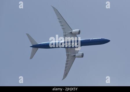 Boeing 777 au-dessus de Farnborough pendant le salon de l'aéronautique Banque D'Images