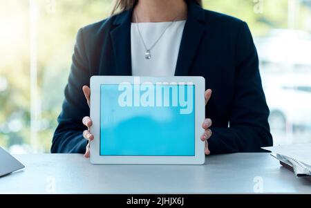 L'innovation est la clé de l'activité. Gros plan d'une femme d'affaires non reconnaissable tenant une tablette numérique avec un écran vierge dans un bureau. Banque D'Images