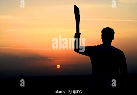 The Wrekin, Telford, Shropshire, Royaume-Uni. 19 juillet 2022. Baton au lever du soleil ! Les Jeux du Commonwealth Queen's Baton Relay quittant la colline Wrekin à Telford au lever du soleil ce matin. Credit: Sam Bagnall / Alamy Live News Banque D'Images