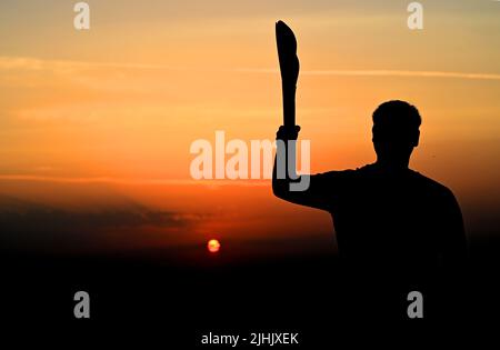 The Wrekin, Telford, Shropshire, Royaume-Uni. 19 juillet 2022. Baton au lever du soleil ! Les Jeux du Commonwealth Queen's Baton Relay quittant la colline Wrekin à Telford au lever du soleil ce matin. Credit: Sam Bagnall / Alamy Live News Banque D'Images