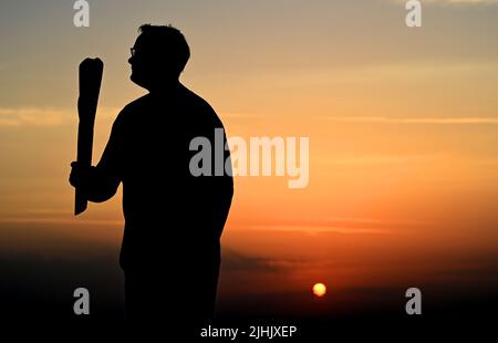 The Wrekin, Telford, Shropshire, Royaume-Uni. 19 juillet 2022. Baton au lever du soleil ! Les Jeux du Commonwealth Queen's Baton Relay quittant la colline Wrekin à Telford au lever du soleil ce matin. Credit: Sam Bagnall / Alamy Live News Banque D'Images