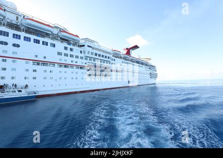 Le bateau de croisière d'exaltation de carnaval arrive à l'adresse du port de cay. Carnival elation est un bateau de croisière de classe Fantasy exploité par Carnival Cruise Line. Banque D'Images