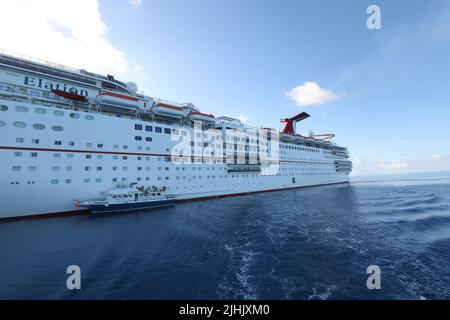 Le bateau de croisière d'exaltation de carnaval arrive à l'adresse du port de cay. Carnival elation est un bateau de croisière de classe Fantasy exploité par Carnival Cruise Line. Banque D'Images