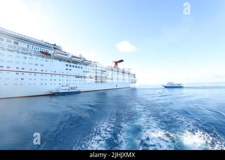 Le bateau de croisière d'exaltation de carnaval arrive à l'adresse du port de cay. Carnival elation est un bateau de croisière de classe Fantasy exploité par Carnival Cruise Line. Banque D'Images