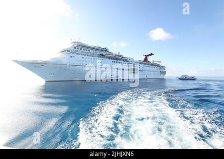 Le bateau de croisière d'exaltation de carnaval arrive à l'adresse du port de cay. Carnival elation est un bateau de croisière de classe Fantasy exploité par Carnival Cruise Line. Banque D'Images